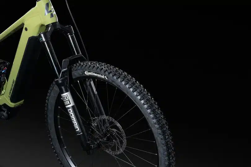 Vorderreifen und Federgabel des Lapierre Overvolt AM AL 5.8 E-Mountainbikes.
