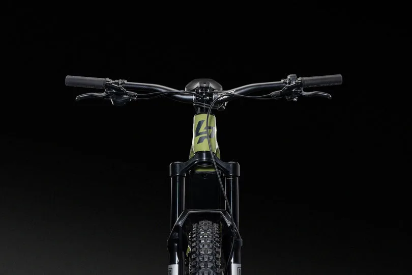 Vorderansicht eines grün-schwarzen Lapierre Overvolt AM AL 5.8 E-Mountainbikes mit breitem Lenker und gefederter Gabel