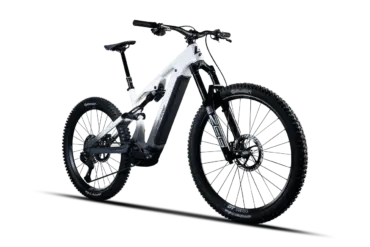 Lapierre Overvolt AM CF 10.8 E-All-Mountain-Bike, weißer Carbonrahmen mit schwarzen Akzenten, ausgestattet mit RockShox Federgabel und Dämpfer, Bosch Performance Line CX Motor und breiten Continental Reifen.