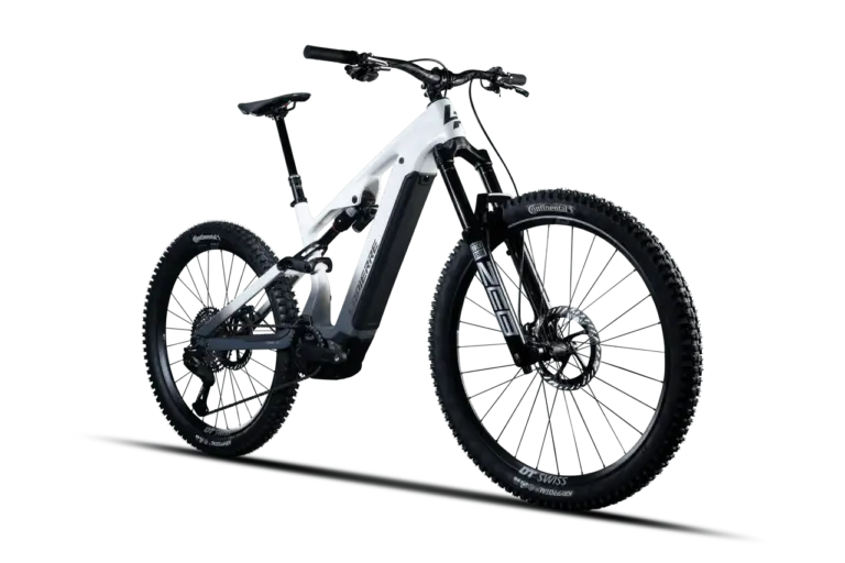 Lapierre Overvolt AM CF 10.8 E-All-Mountain-Bike, weißer Carbonrahmen mit schwarzen Akzenten, ausgestattet mit RockShox Federgabel und Dämpfer, Bosch Performance Line CX Motor und breiten Continental Reifen.