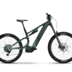 Seitenansicht eines Lapierre OVERVOLT AM CF 6.8 E-Mountainbikes in Deep Emerald Green.