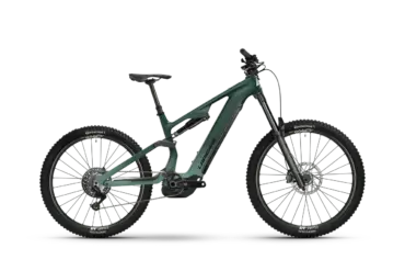 Seitenansicht eines Lapierre OVERVOLT AM CF 6.8 E-Mountainbikes in Deep Emerald Green.