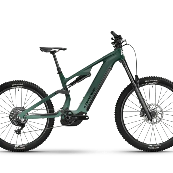 Seitenansicht eines Lapierre OVERVOLT AM CF 6.8 E-Mountainbikes in Deep Emerald Green.