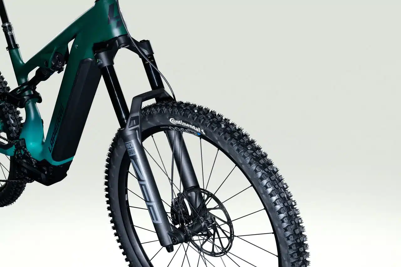 Nahaufnahme des vorderen Teils eines grünen Lapierre Overvolt AM CF 6.8 E-Mountainbikes mit RockShox Federgabel und Continental Reifen.