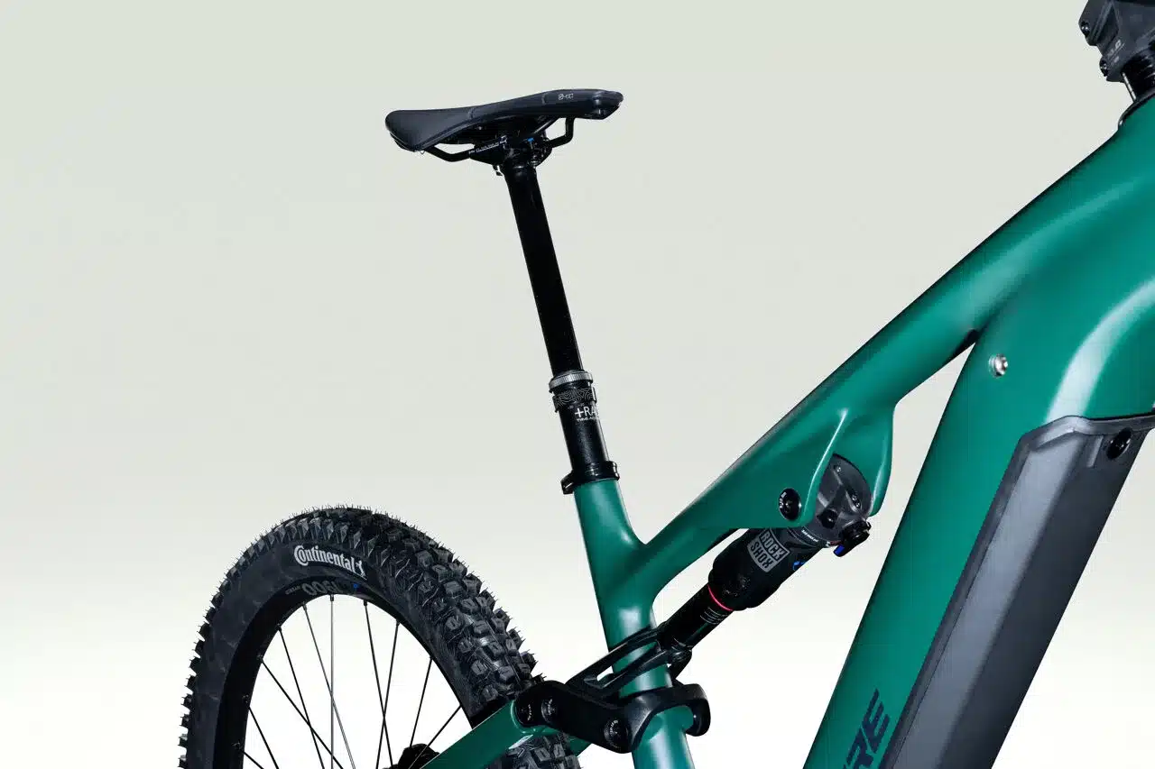 Grünes E-Mountainbike OVERVOLT AM CF 6.8 mit Fokus auf Hinterradaufhängung und Sattelstütze.