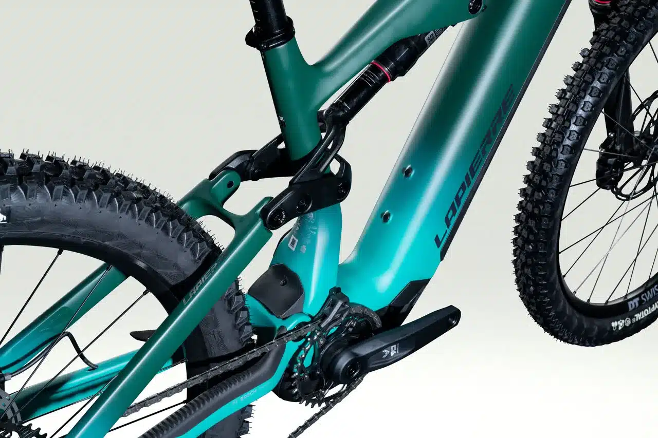 Detailaufnahme des Lapierre OVERVOLT AM CF 6.8 E-Mountainbikes, Fokus auf Hinterradaufhängung, Bosch-Motor und Kurbelgarnitur.