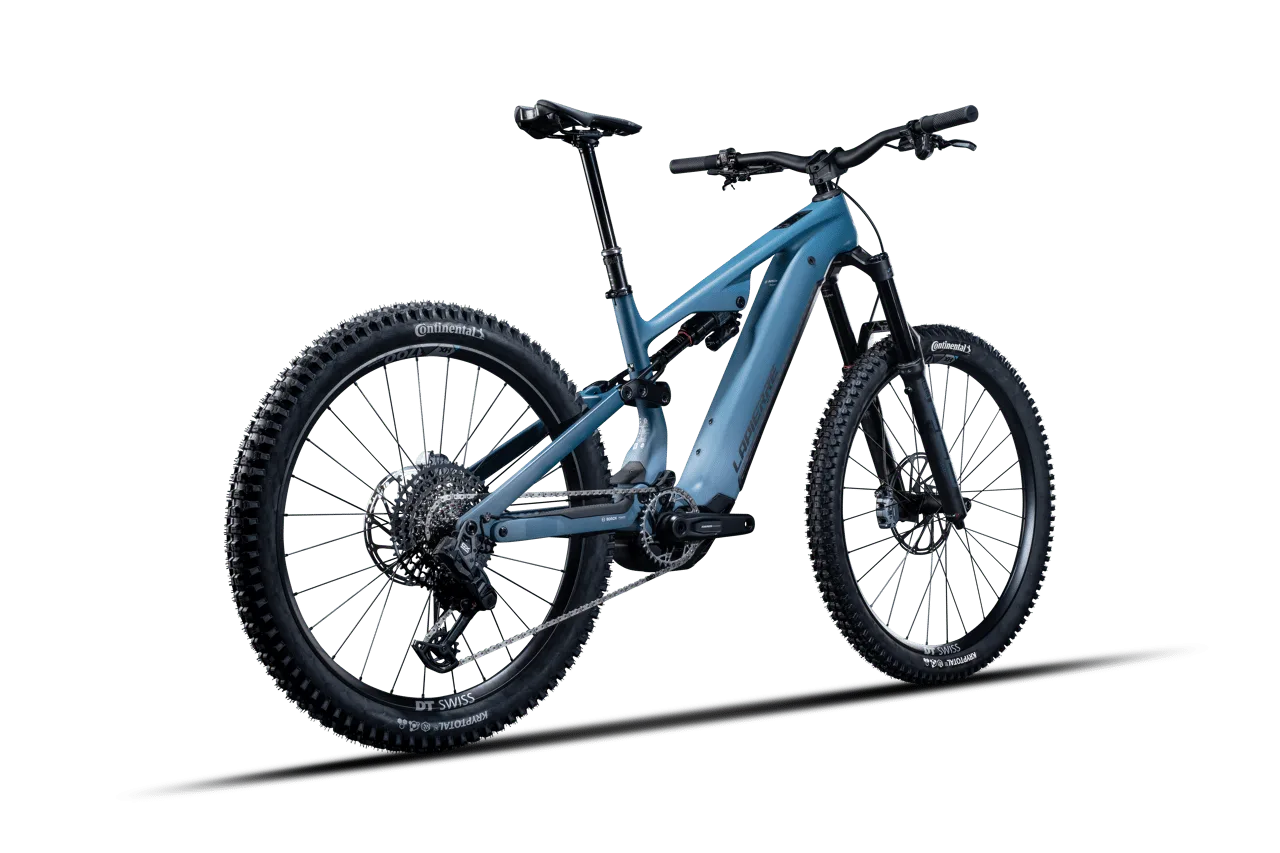 Seitenansicht eines blauen Lapierre Overvolt AM CF 7.8 E-MTBs mit Federung und breiten Reifen.