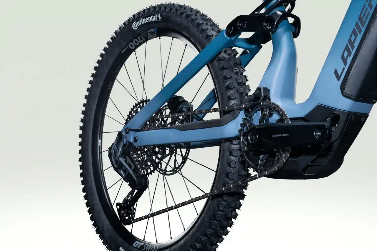 Nahaufnahme des Hinterrads und des Antriebsstrangs eines blauen Lapierre Overvolt AM CF 7.8 E-Mountainbikes.