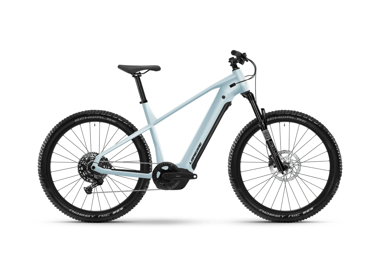 Seitenansicht des Lapierre Overvolt HT 6.6 High E-Mountainbikes in hellblau mit schwarzen Details.