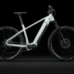 Seitenansicht eines Lapierre Overvolt HT 6.6 High E-Mountainbikes in hellem Grau auf schwarzem Hintergrund.