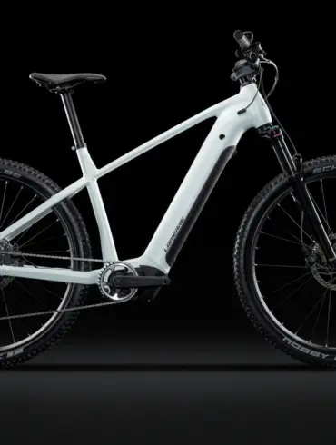 Seitenansicht eines Lapierre Overvolt HT 6.6 High E-Mountainbikes in hellem Grau auf schwarzem Hintergrund.