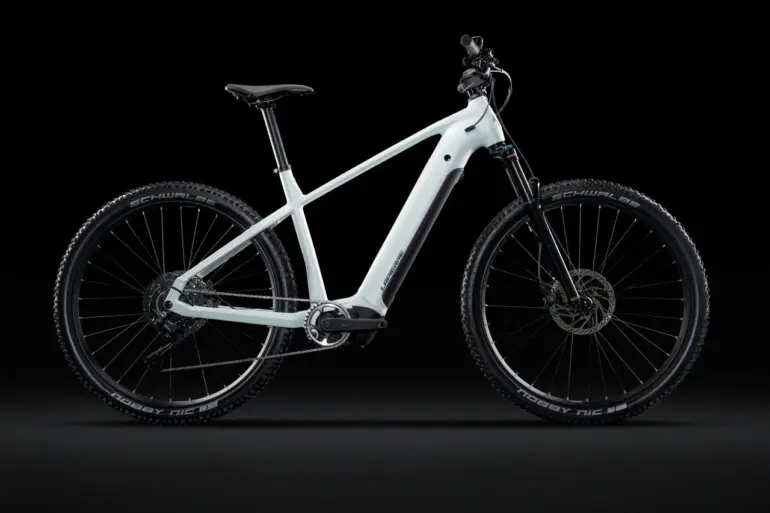 Seitenansicht eines Lapierre Overvolt HT 6.6 High E-Mountainbikes in hellem Grau auf schwarzem Hintergrund.