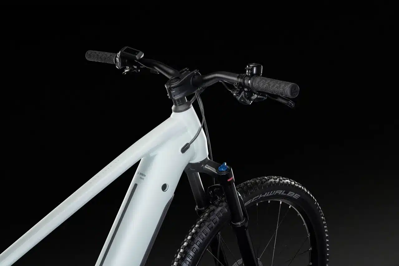 Vorderansicht des Lapierre Overvolt HT 6.6 High E-Mountainbikes mit Fokus auf Lenker, Federgabel und Teil des Rahmens.