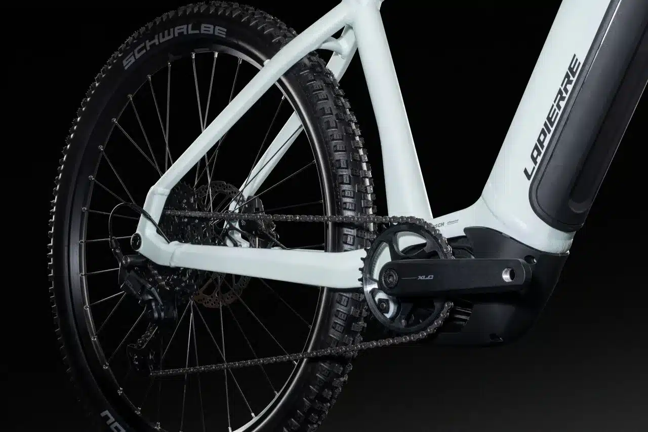 Detailaufnahme des Antriebsstrangs eines Lapierre E-Mountainbikes mit Fokus auf das Kettenblatt, die Kette und den Motor.