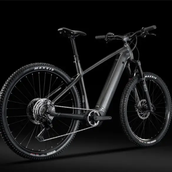 Graues Lapierre Overvolt HT 8.8 High E-Mountainbike von der Seite mit Fokus auf den Rahmen und die Laufräder.