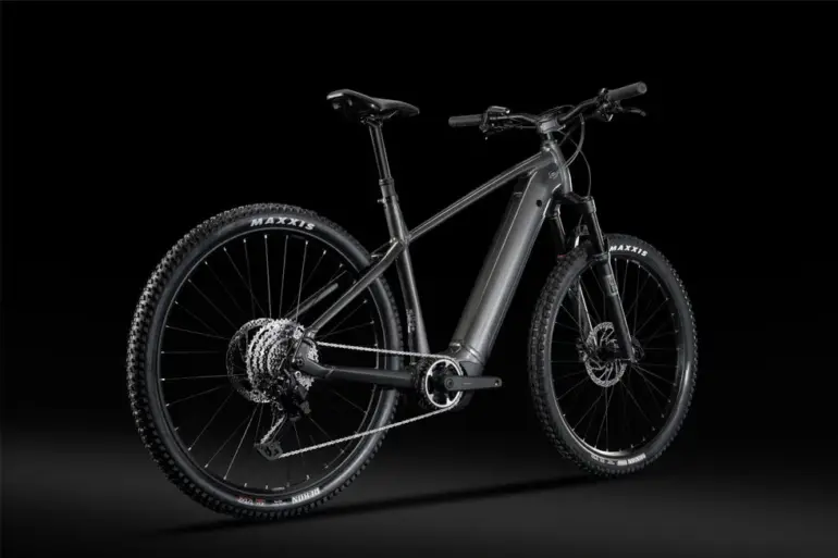 Graues Lapierre Overvolt HT 8.8 High E-Mountainbike von der Seite mit Fokus auf den Rahmen und die Laufräder.