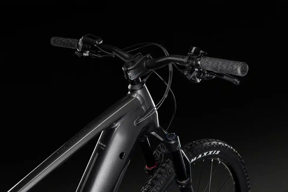 Vorderradansicht eines grauen Lapierre Overvolt HT 8.8 High E-Mountainbikes mit Fokus auf Lenker, Federgabel und Rahmen.