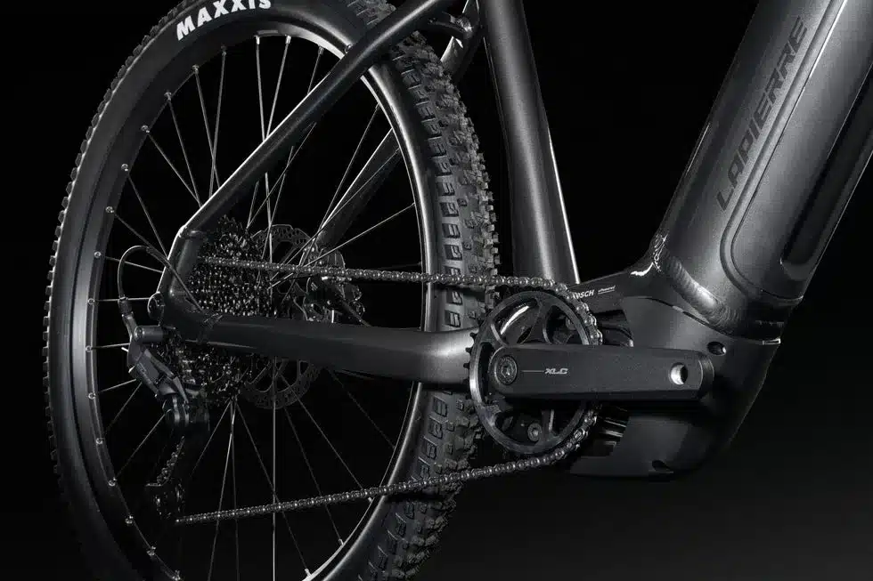 Detailaufnahme des Hinterrads, der Kette, des Schaltwerks und des Rahmens eines Lapierre Overvolt HT 8.8 High E-Mountainbikes