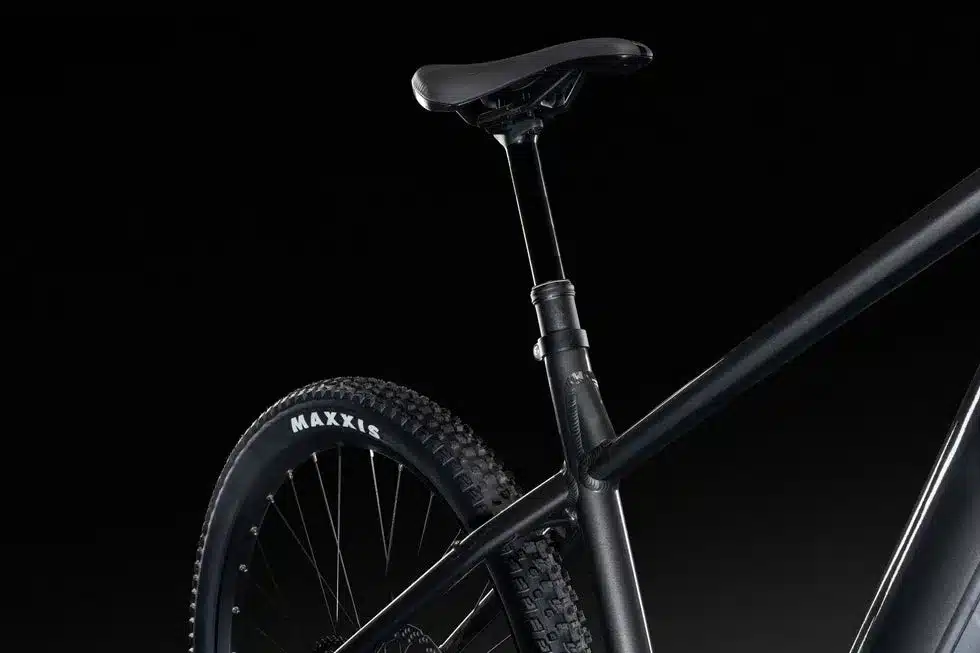 Detailaufnahme eines mattschwarzen E-Mountainbikes der Marke Lapierre, Modell Overvolt HT 8.8 High, Fokus auf Sattelrohr und Reifen.
