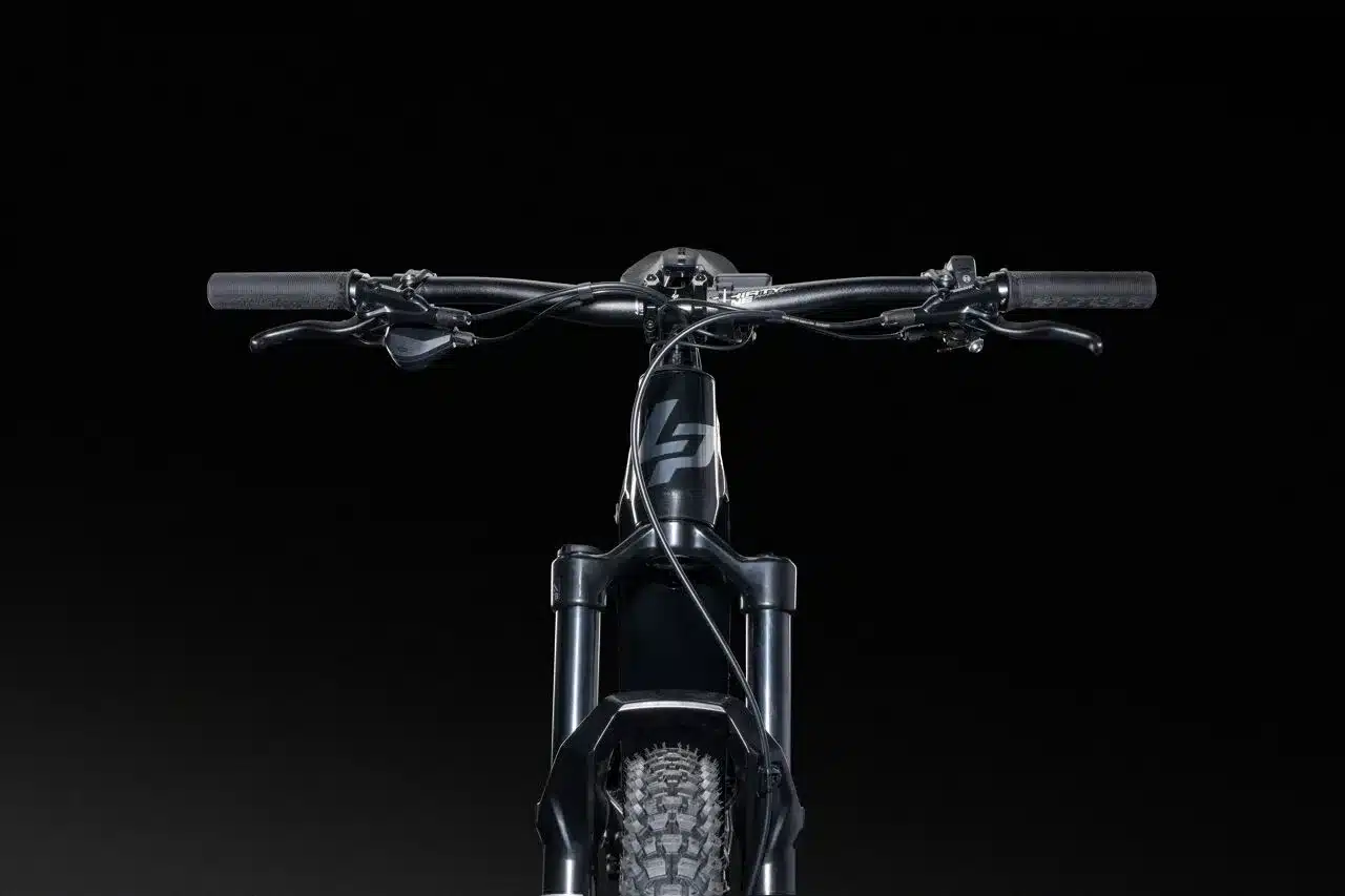 Detailansicht des Cockpits eines Lapierre Overvolt TR 4.6 E-Mountainbikes mit Lenker, Bremsgriffen und Federgabel.
