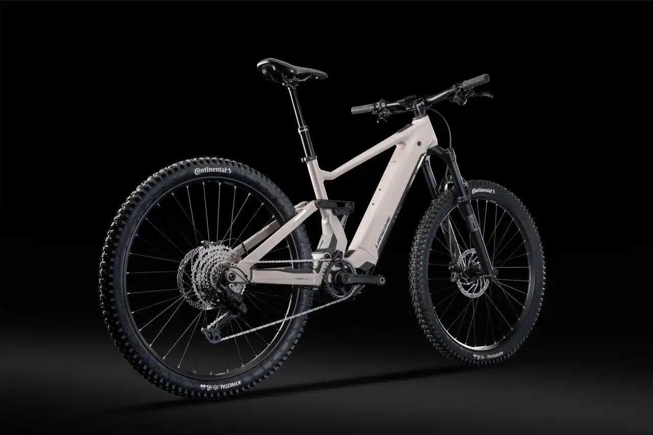 Vollgefedertes Lapierre Overvolt TR 6.8 E-Mountainbike in der Farbe Dry Stone Beige mit Bosch Performance Line CX Motor und Continental Reifen.