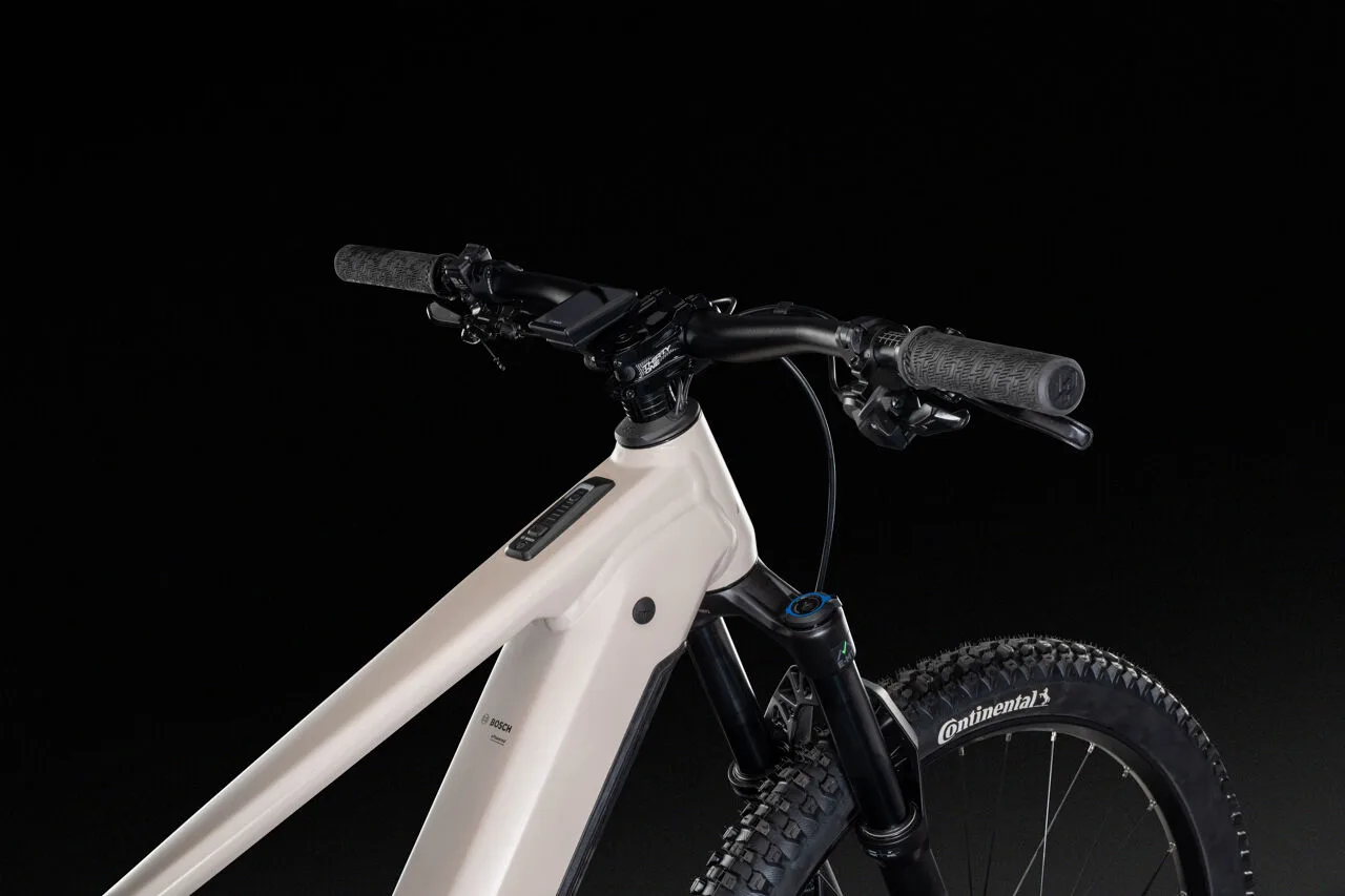 Detailaufnahme des weißen Lapierre Overvolt TR 6.8 E-Mountainbikes mit Fokus auf den Lenkerbereich und das Oberrohr.