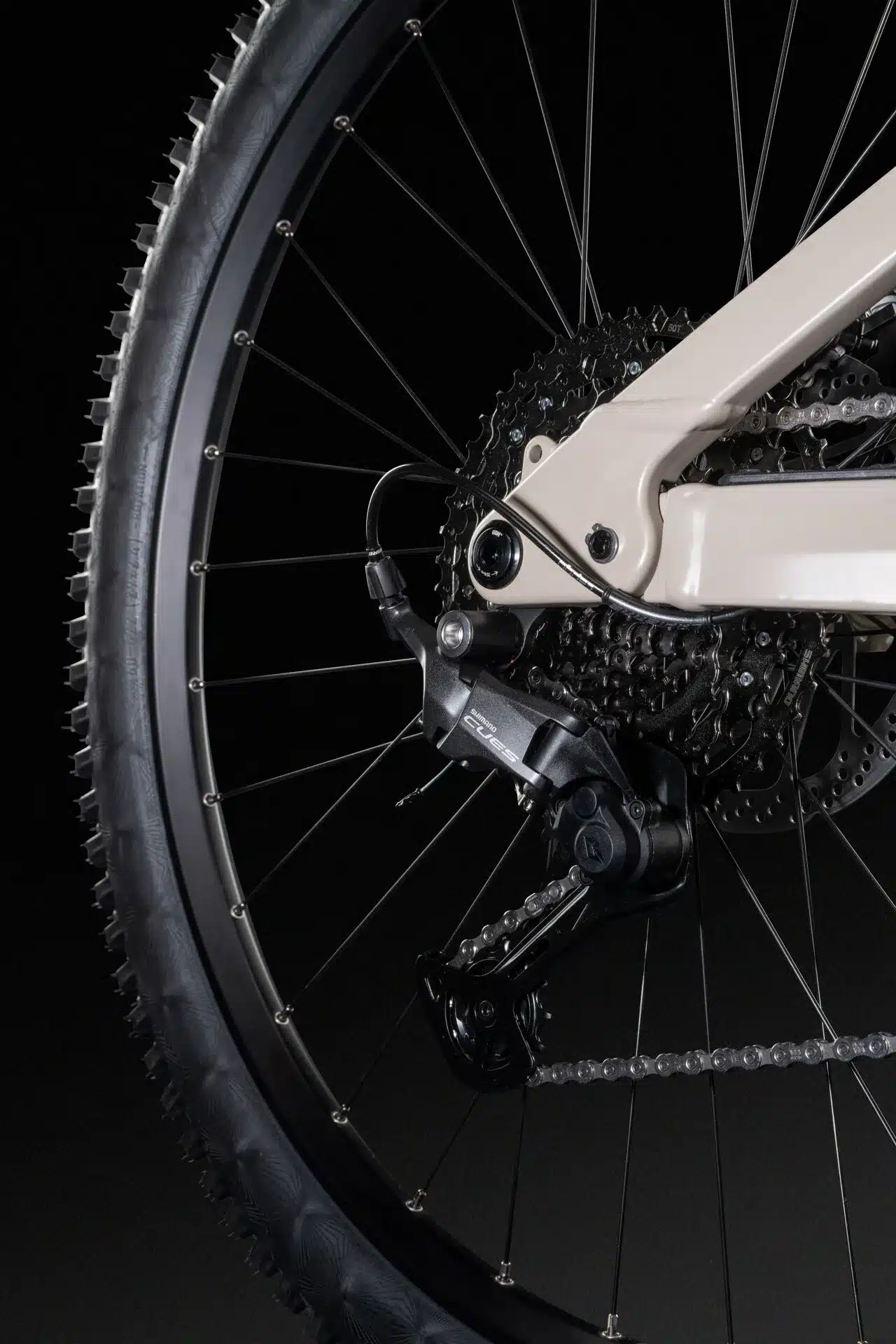 Nahansicht des Hinterrads mit Shimano CUES Schaltwerk und Kassette auf einem Lapierre E-Mountainbike