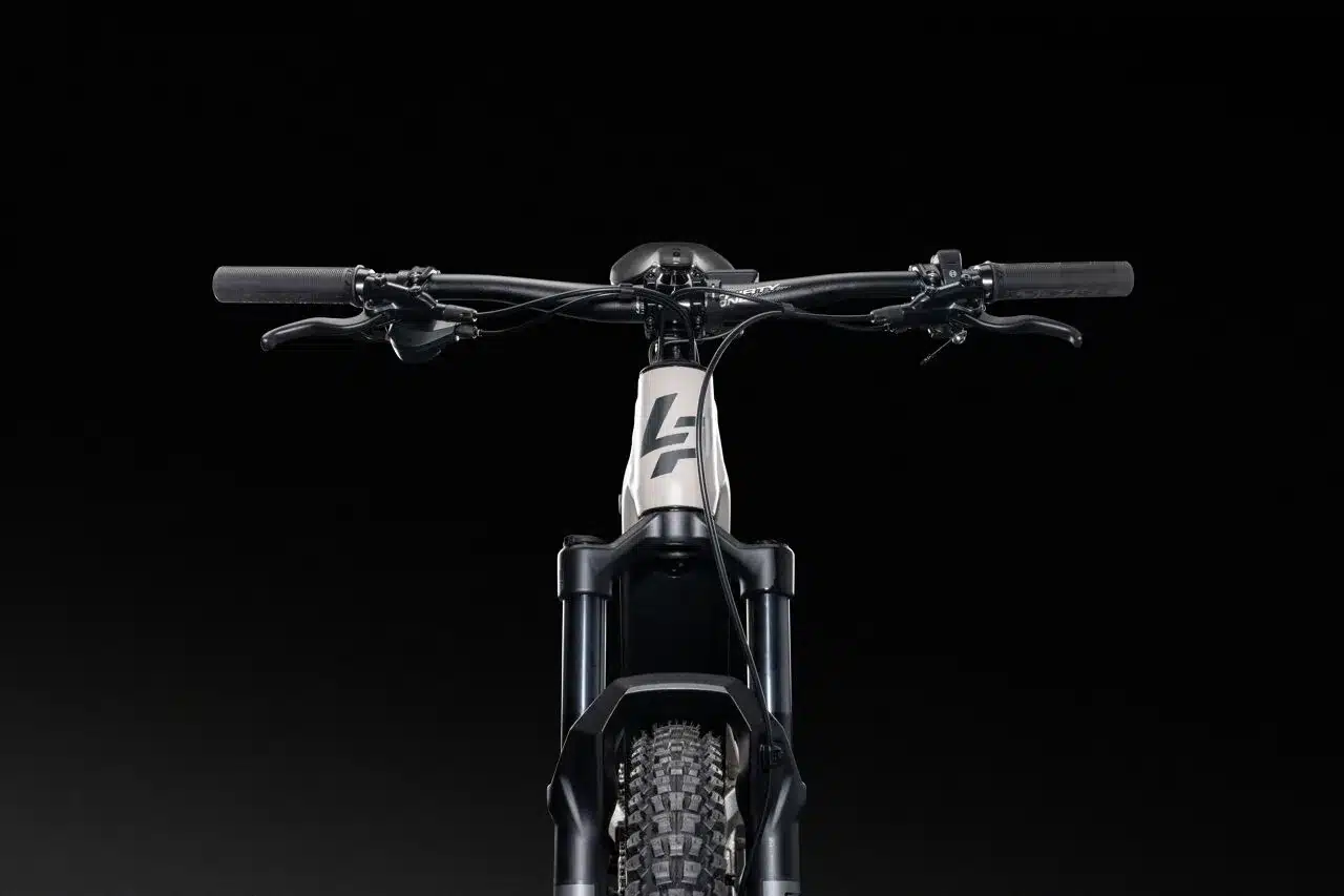 Nahaufnahme der Front eines Lapierre Overvolt TR 6.8 E-Mountainbikes mit Fokus auf Lenker, Vorbau, Steuersatzrohr und Vorderradgabel.