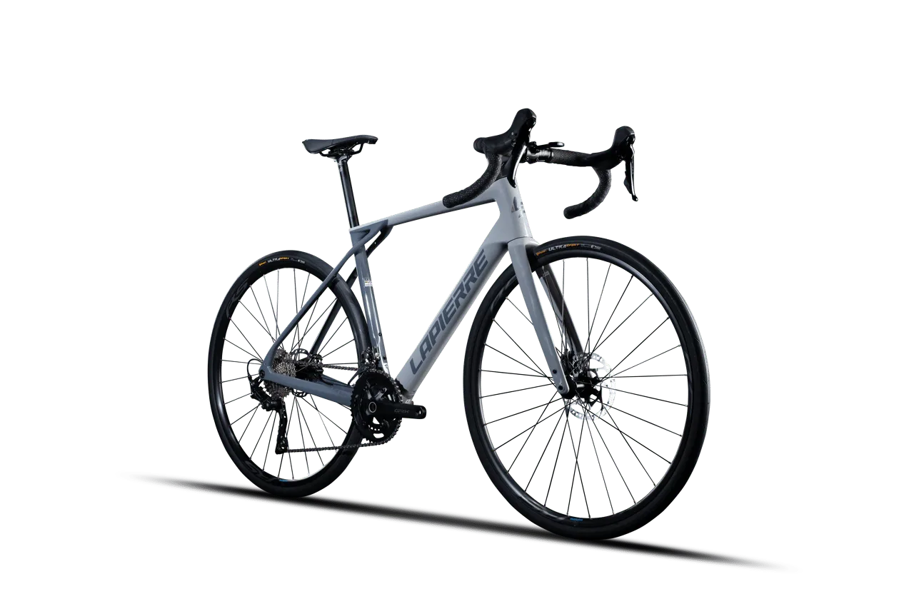Graues Lapierre Pulsium 4.0 2026 Endurance-Rennrad mit Scheibenbremsen und Carbonrahmen, von vorne links.