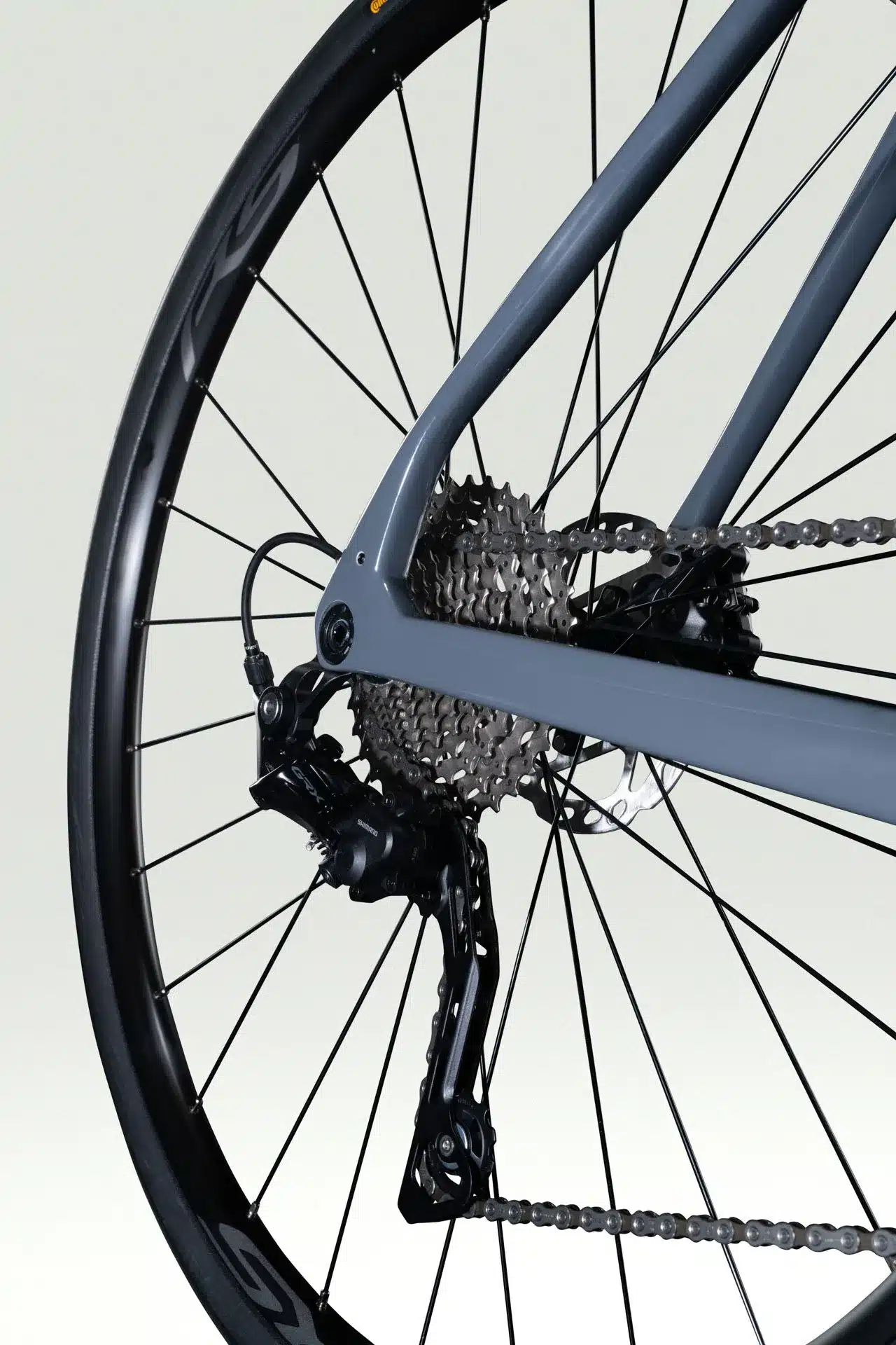 Detailansicht des Hinterrads mit Schaltwerk und Kassette eines Lapierre Pulsium 4.0 Endurance-Rennrads.