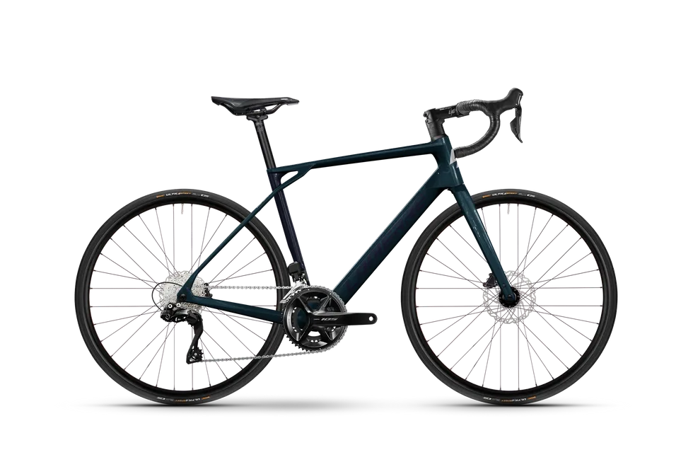 Lapierre Pulsium 5.0 2025 Endurance-Rennrad in Dunkelblau, seitliche Ansicht, mit Fokus auf den Carbonrahmen und die Shimano 105 Schaltung.