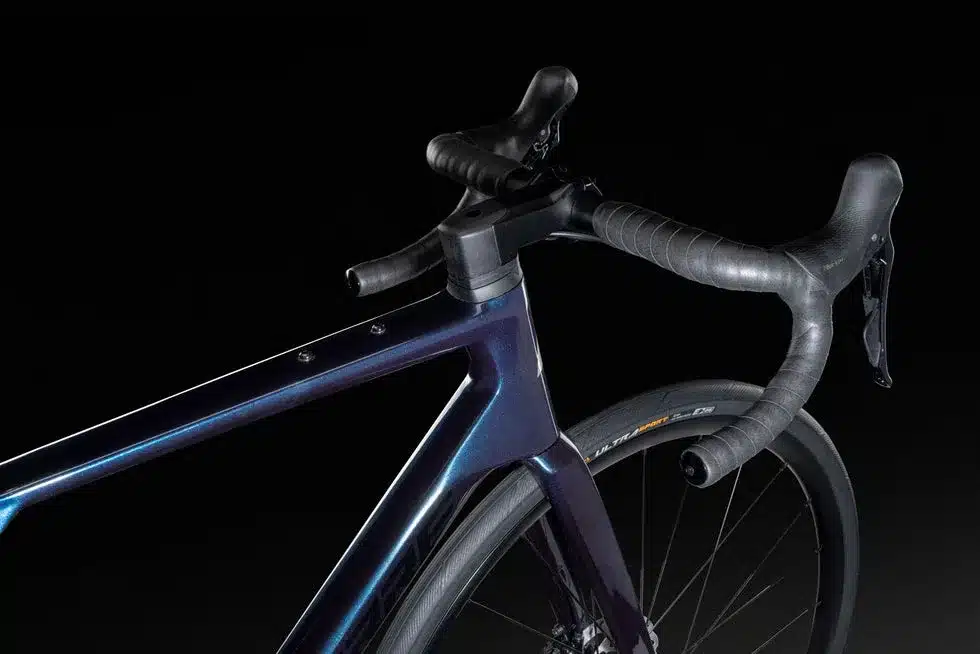 Detailansicht des Cockpits eines Lapierre Pulsium 5.0 2025 Rennrads mit Carbonrahmen und integrierter Zugführung.