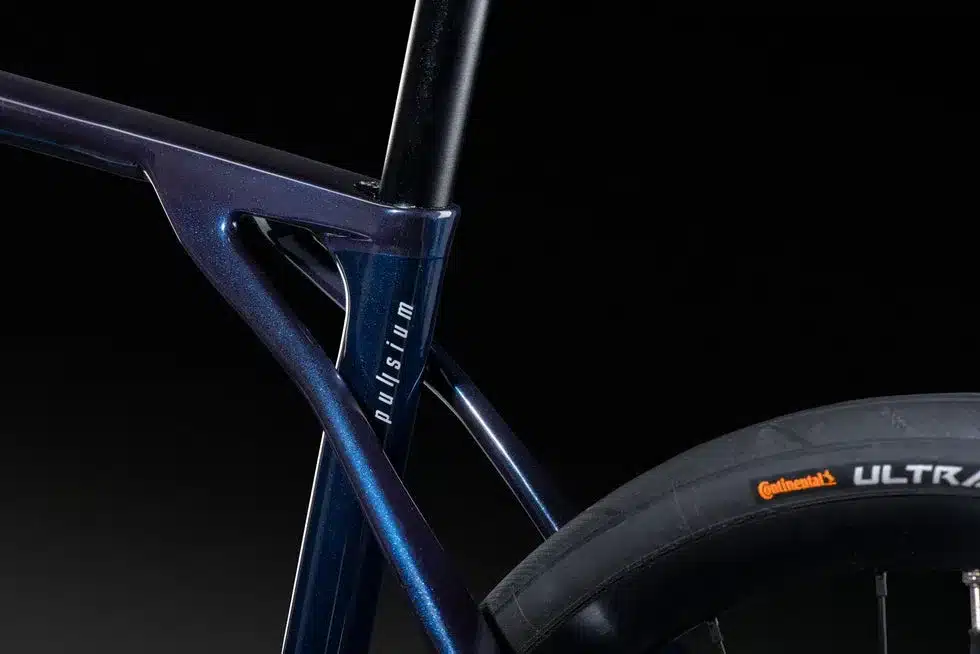 Detailaufnahme des blauen Carbonrahmens eines Lapierre Pulsium 5.0 Rennrads mit sichtbarem Schriftzug