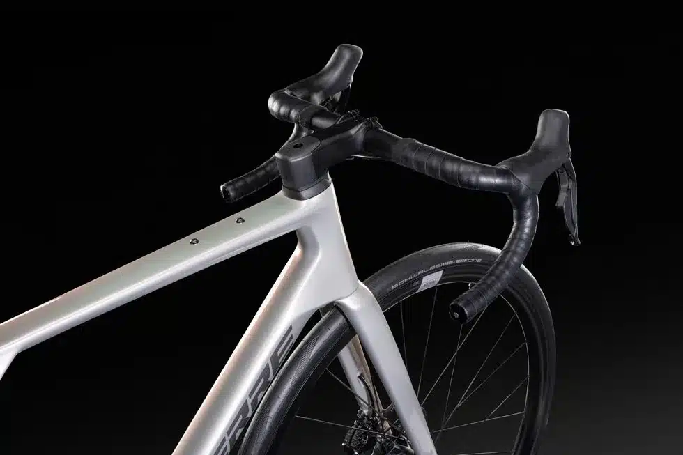 Detailansicht des silbernen Carbonrahmens und des schwarzen Lenkers eines Lapierre Pulsium 6.0 Endurance Rennrads.