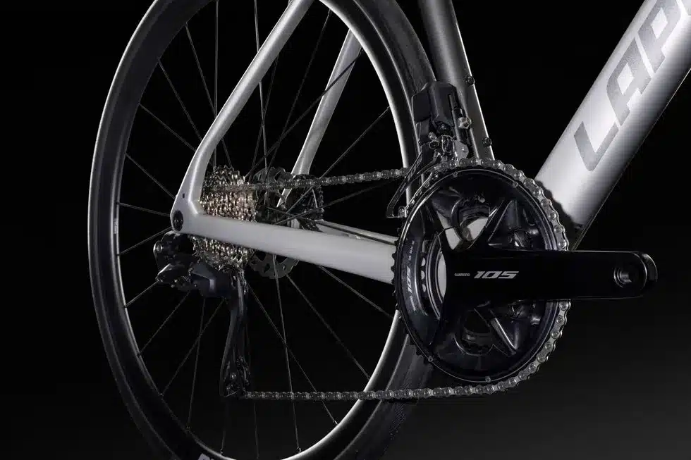 Nahaufnahme des Hinterrads und des Antriebsstrangs eines Lapierre Pulsium 6.0 mit Shimano 105 Di2 Komponenten.