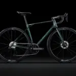 Dunkelgrünes Lapierre Pulsium 7.0 Rennrad mit Carbonrahmen, Ultegra Di2 Schaltung und DT Swiss Felgen