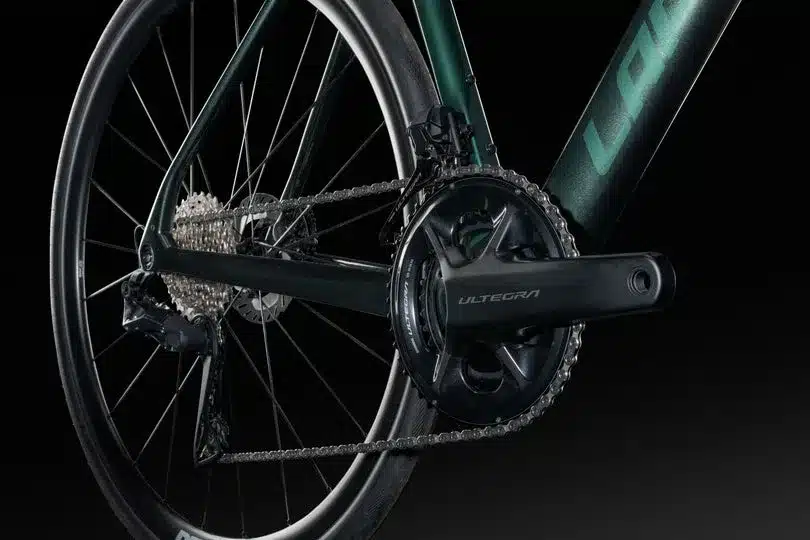 Detailansicht des Antriebsstrangs eines Lapierre Pulsium 7.0 Fahrrads mit Ultegra-Komponenten, bestehend aus Kurbelgarnitur und Schaltwerk.