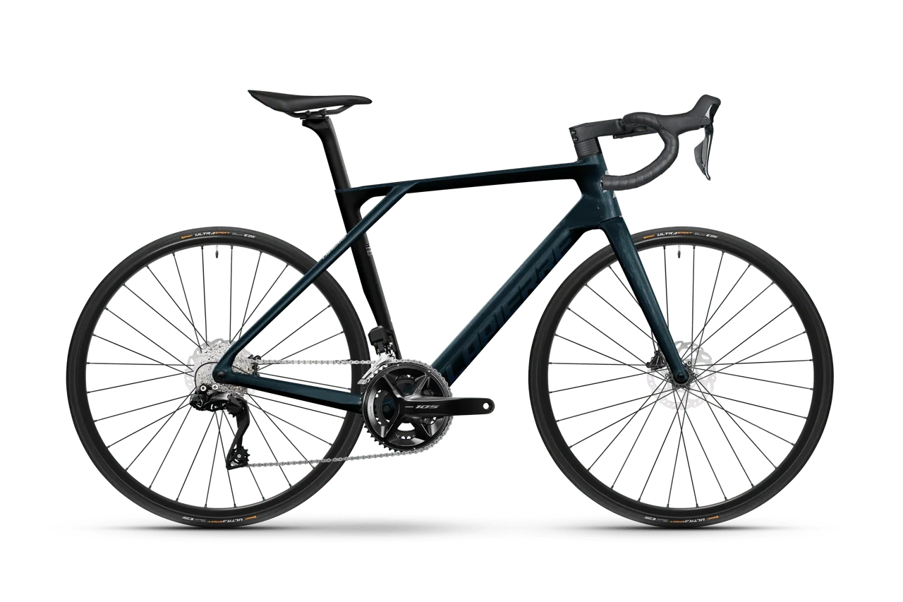 Sportliches dunkles Rennrad von Lapierre mit breiter Auslegung für verschiedene Streckenprofile.
