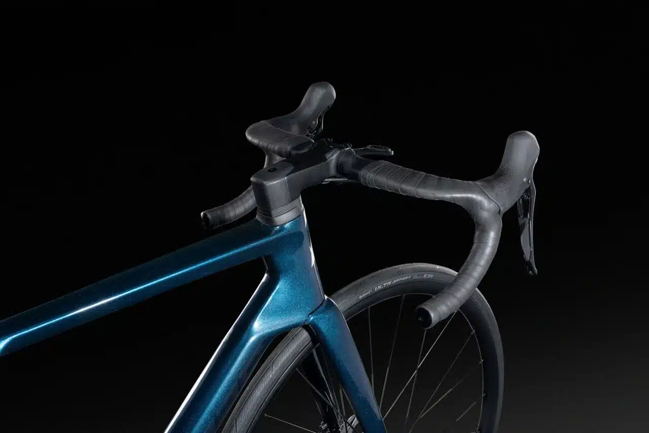 Detailansicht des dunkelblauen Carbon-Rennrads Lapierre Xelius DRS 5.0 mit Fokus auf den Lenker, die Vorbau-Einheit und das Oberrohr.