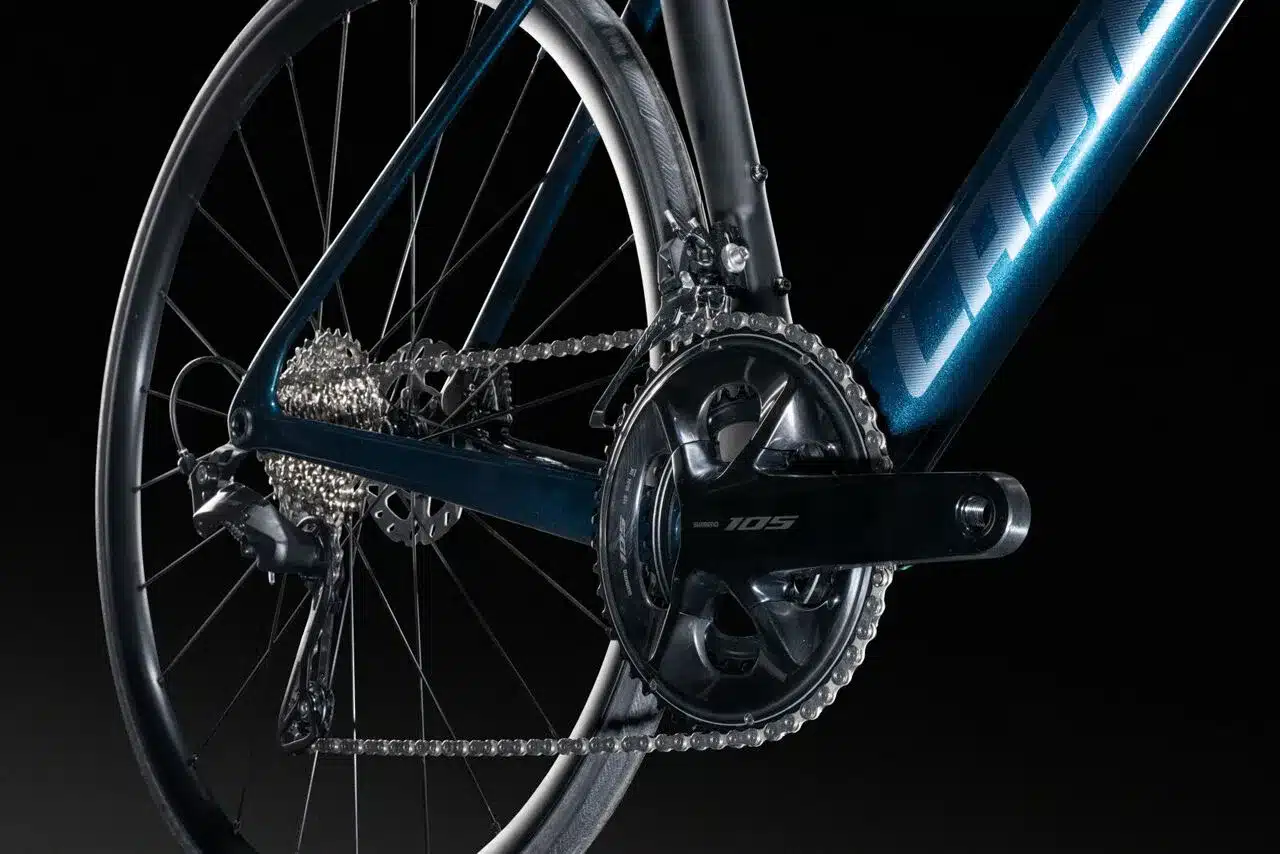 Detailansicht des Antriebsstrangs eines Lapierre Xelius DRS 5.0 Rennrads mit Fokus auf die Kassette, Kette und den Shimano 105 Kurbelsatz.