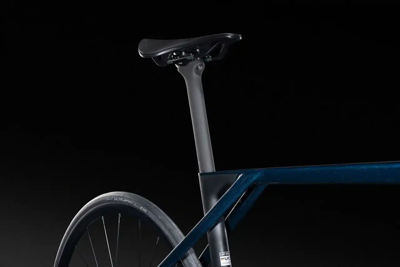 Nahaufnahme des schwarzen Sattels und der grauen Carbon-Sattelstütze eines Lapierre Xélius DRS 5.0 Rennrads.