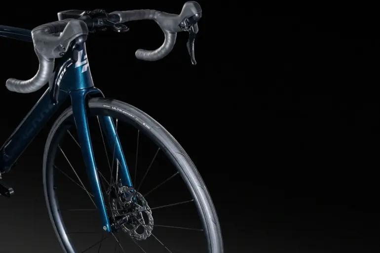 Detailansicht des blauen Lapierre Xelius DRS 5.0 Rennrads mit Fokus auf das Vorderrad, die Gabel und den Lenker