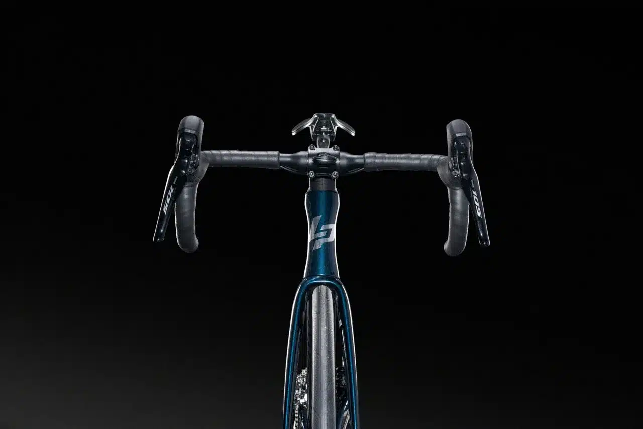 Vorderansicht eines dunkelblauen Lapierre Xelius DRS 5.0 Rennrads mit Fokus auf den Lenker und das Steuerrohr.