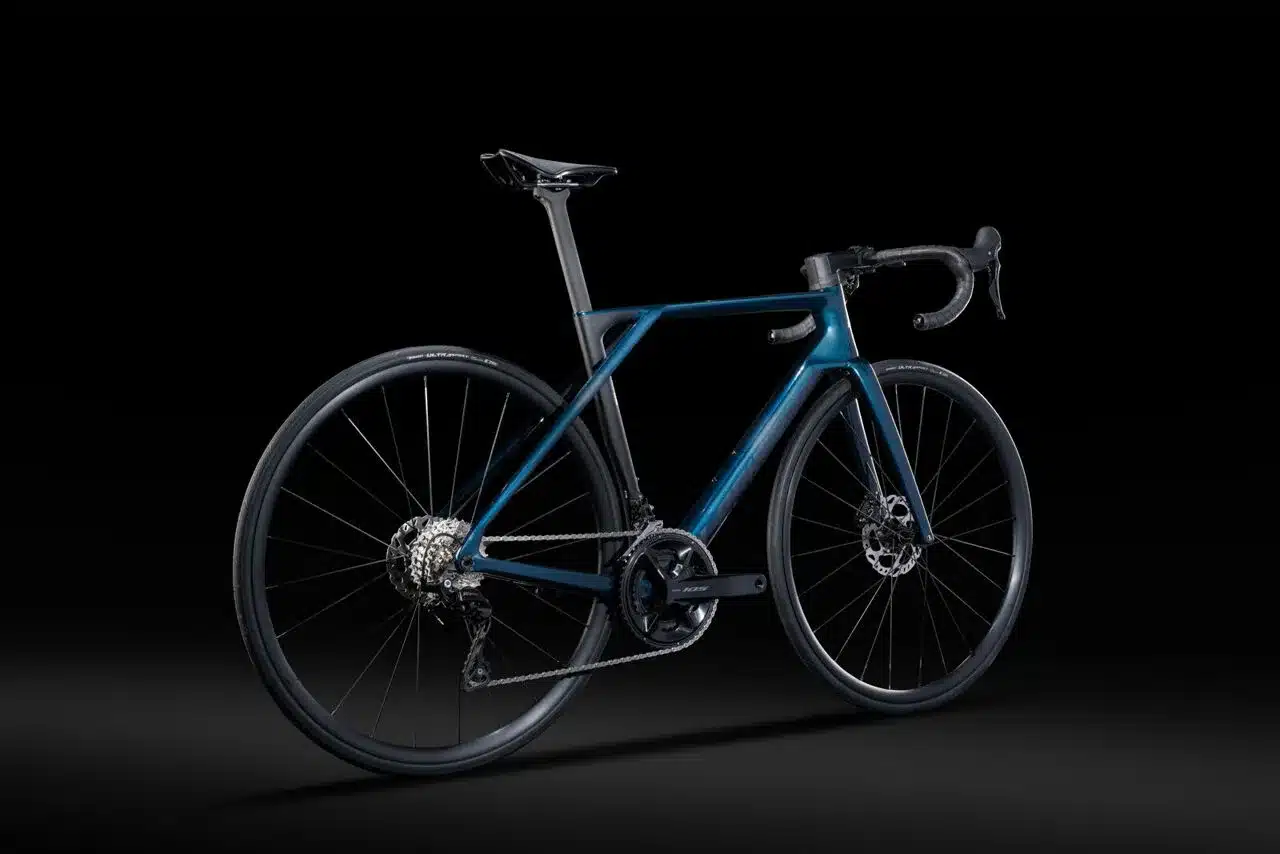 Seitenansicht des blauen Lapierre Xelius DRS 5.0 Rennrads mit schwarzem Hintergrund