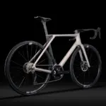 Lapierre Xelius DRS 6.0 Rennrad in heller Farbgebung, seitliche Ansicht, Fokus auf Rahmen, Schaltung und Laufräder