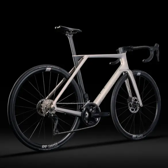 Lapierre Xelius DRS 6.0 Rennrad in heller Farbgebung, seitliche Ansicht, Fokus auf Rahmen, Schaltung und Laufräder