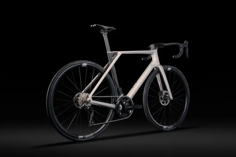 Lapierre Xelius DRS 6.0 Rennrad in heller Farbgebung, seitliche Ansicht, Fokus auf Rahmen, Schaltung und Laufräder