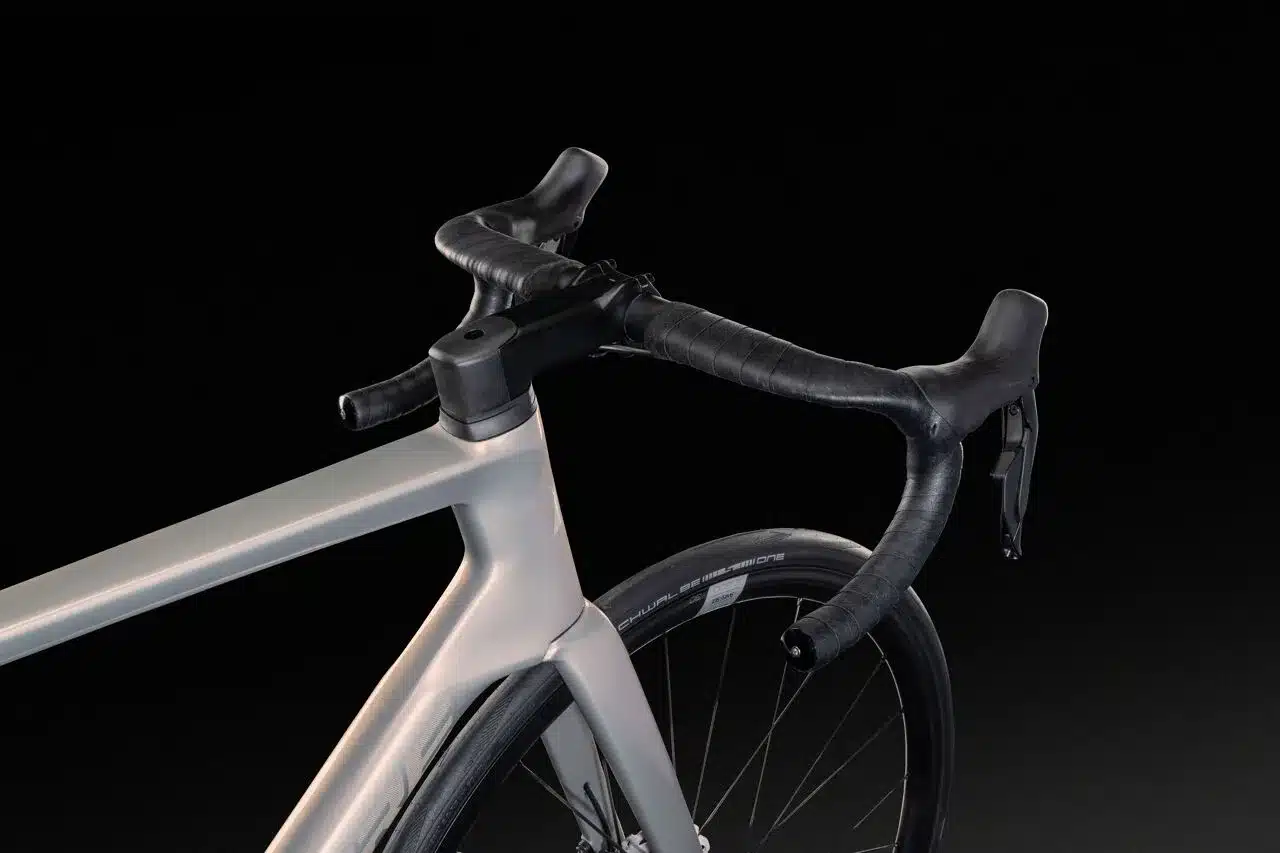 Detailansicht des Vorderrads, des Lenkers und des Rahmens eines Lapierre Xélius DRS 6.0 Rennrads.