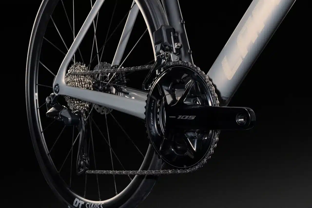 Nahaufnahme des Schaltwerks, der Kassette und der Kurbelgarnitur eines Lapierre Xelius DRS 6.0 Rennrads, die eine Shimano 105 Di2 Schaltung zeigen.