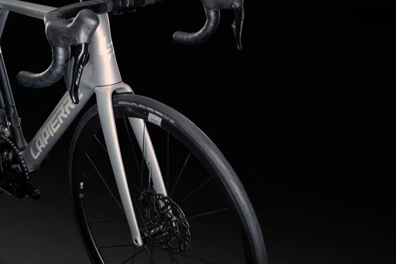 Das Lapierre Xélius DRS 6.0 Rennrad in Grau mit schwarzem Lenkerband und Vorderrad.